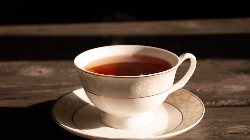 ルイボスティーはお茶？紅茶？違いをやさしく解説｜原料・味・カフェインまでわかる完全ガイド